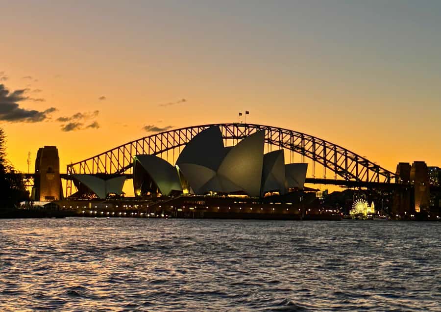 Sydney: Harbour Dinner Cruise with Buffet - Two hours on the water: pace, music, and seating realities