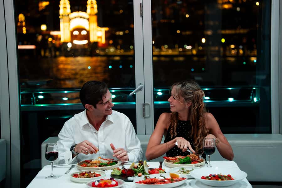 Sydney Harbour: Glass Boat Signature Dinner Cruise - Where to find the boat, and how to score great views early
