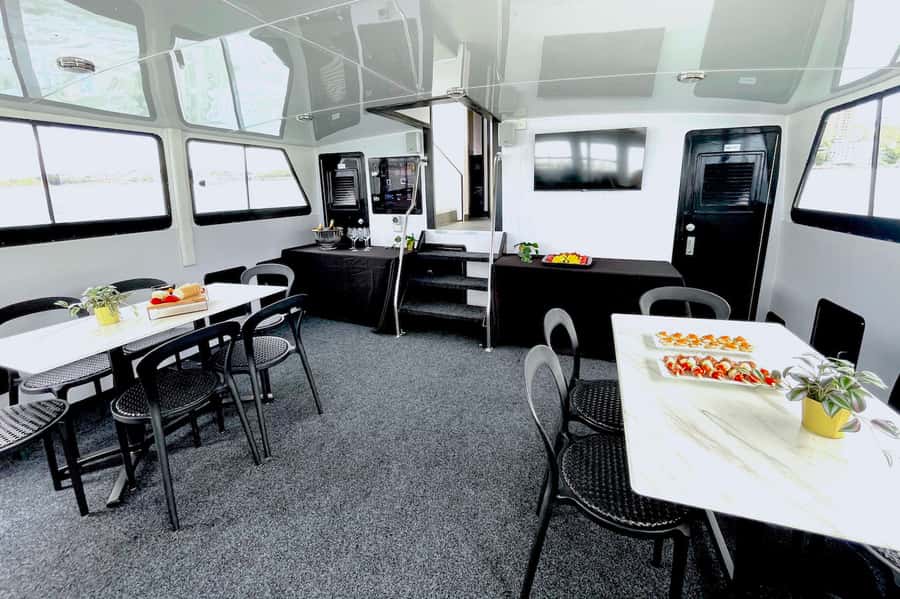 Sydney: Intimate Vivid Harbour Cruise with Canapes - Crew and service style: why people leave happy