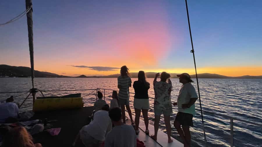 Whitsundays Sailing & Snorkelling Day Tour – All Inclusive - Sunset sail back to Airlie Beach, plus cold drinks and tunes
