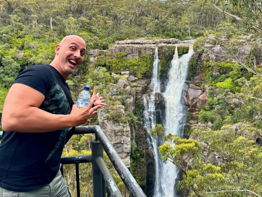 WILD Wombats and Kangaroo Experience, All Inclusive, Sydney - Dinner at a historic country pub: the classic Aussie reset